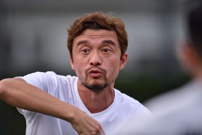 故事产生在近将来的台湾，一栋老旧的公寓中，颓丧出错的红男绿女尽情华侈芳华，荒度人生。少顷，一位妙龄女子送来快递，快递中躲着从美国寄来的福寿膏。男男女女嗑药享受，游荡逍远，谁知适才还款款动听的女子俄然竟酿成损失人道、嗜血如命的可骇丧尸。丧尸对惶恐掉措的生者睁开残暴的殛毙和审讯，欢愉地刹时酿成了修罗场。与此同时，一支缉毒小分队闯进公寓，对某单位的贩毒份子睁开围捕，他们在支出繁重的价格后总算将毒贩击毙，合法小队筹办退却时，却和另外一头的僵尸年夜军遭受。尽命之日，无人能免，可骇丧尸横行遍野，全部城市都完全沦亡……